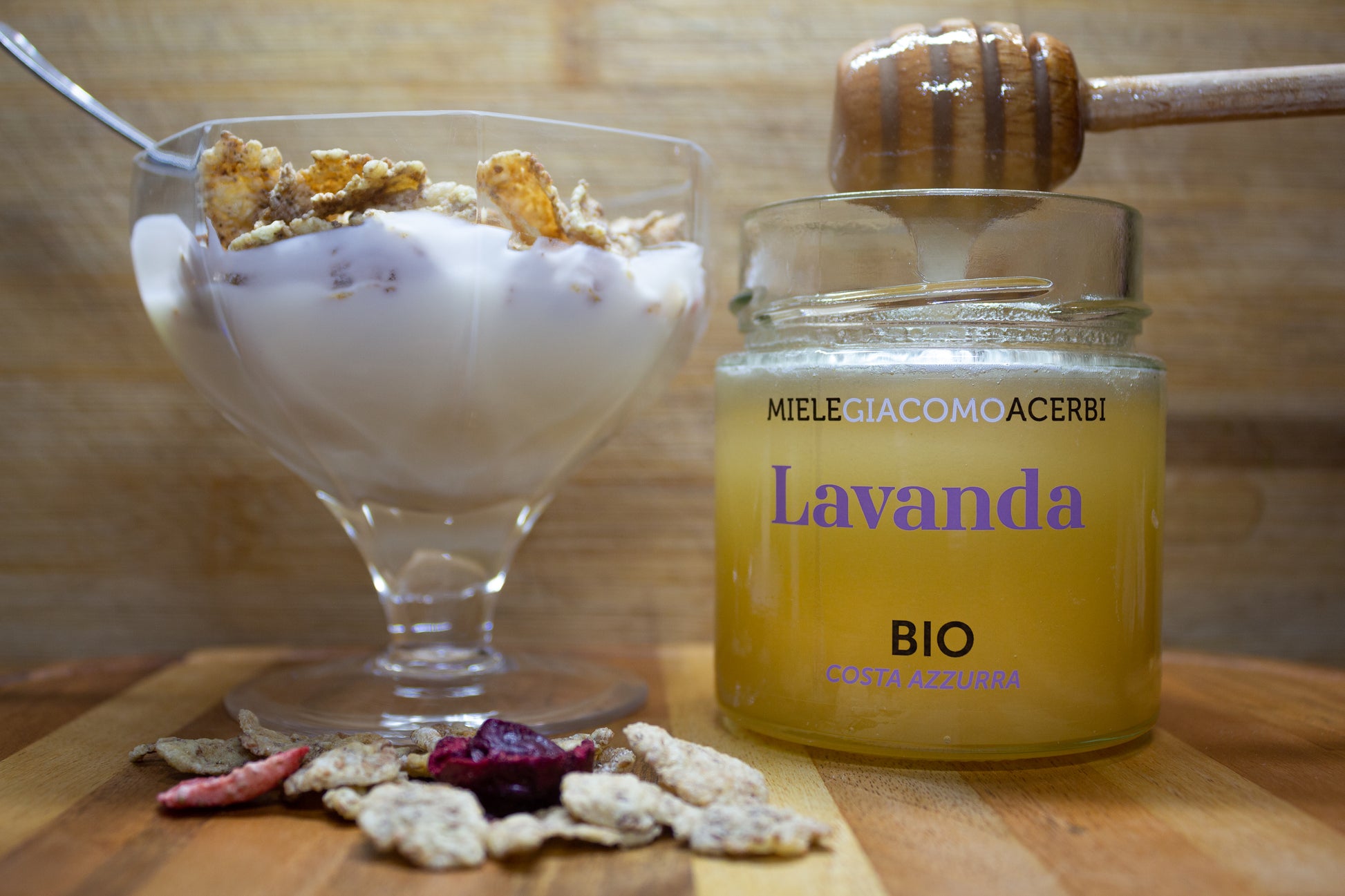 Miele di Lavanda con ambientazione in legno, abbinato con yogurt e fiocchi d'avena